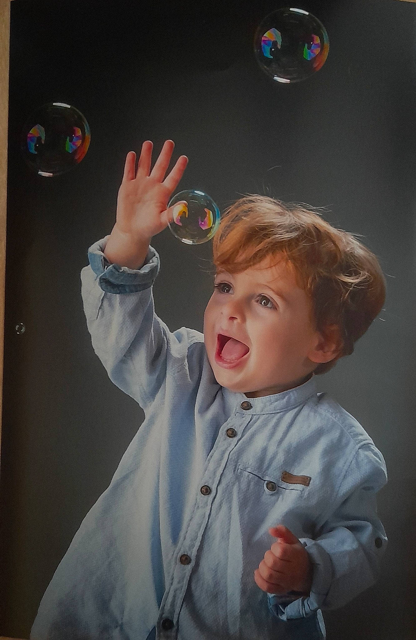 Ellyo a rejoint le concours — aidez-le/la à gagner de superbes lots ! arm, art, ball, blackboard, child, finger, flash_photography, fun, gesture, glass, hand, happy, illustration, liquid_bubble, person, portrait_photography, sleeve, space, thumb, tie