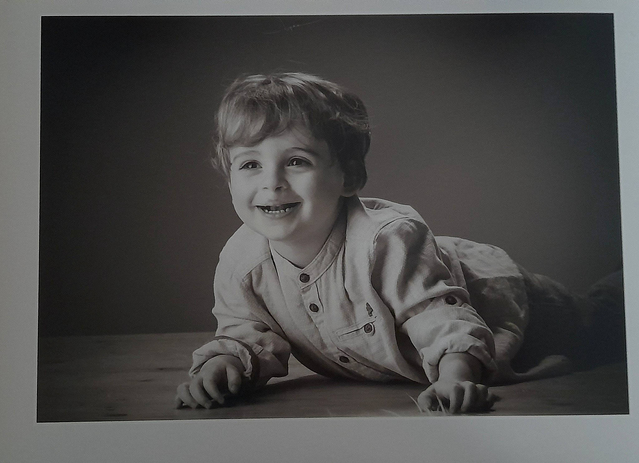 Ellyo participe au concours pour gagner de l'argent avec cette photo : art, black_and_white, child, flash_photography, flooring, happy, joy, laugh, monochrome, monochrome_photography, person, portrait, portrait_photography, rectangle, room, sitting, sleeve, smile, stock_photography, t_shirt