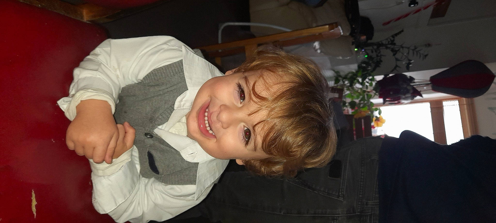 Ellyo a rejoint le concours — aidez-le/la à gagner de superbes lots ! baby, baby_toddler_clothing, chair, cheek, child, chin, elbow, event, fun, gesture, hairstyle, happy, houseplant, joy, mouth, nose, person, plant, sleeve, smile