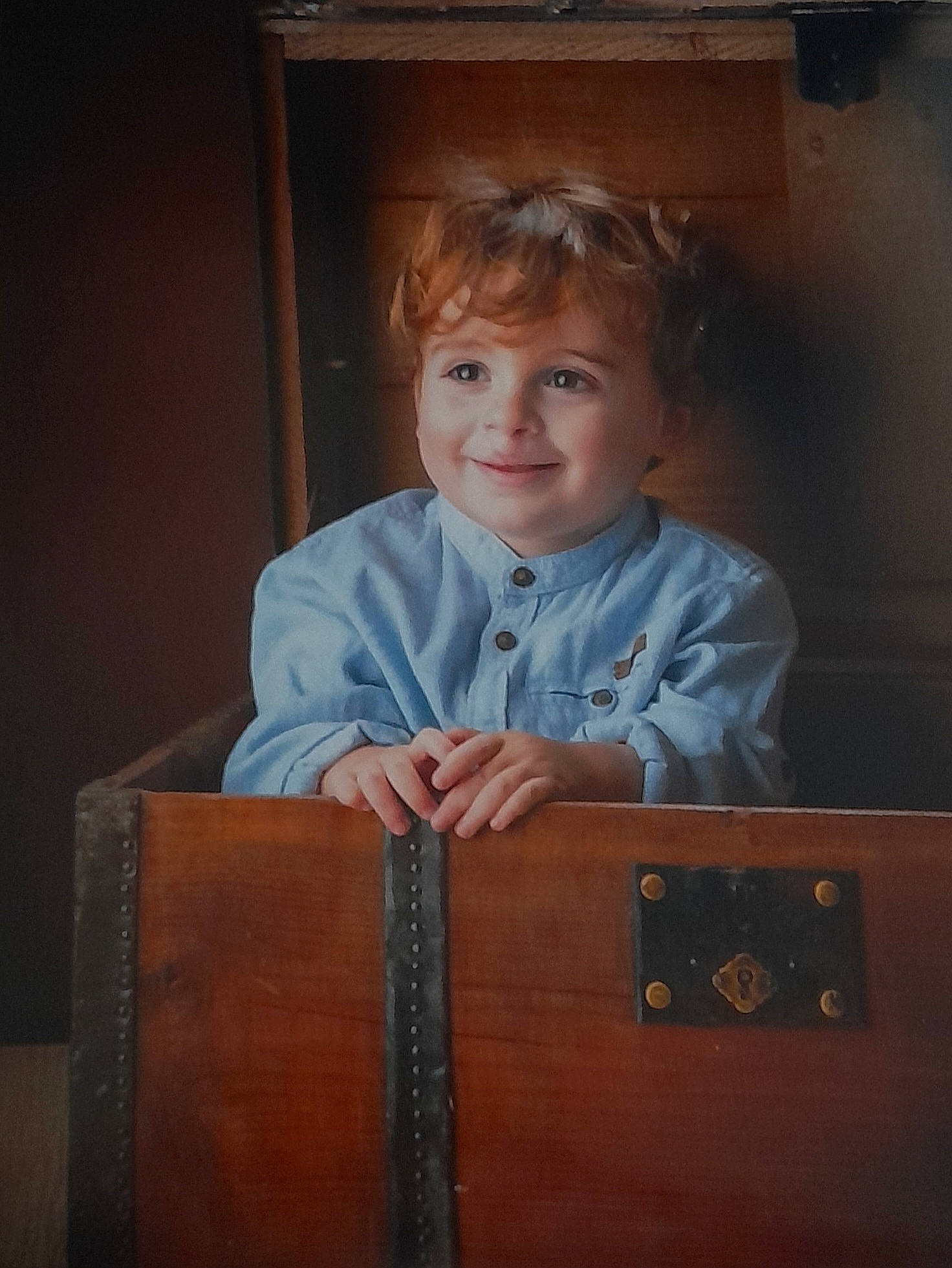 Ellyo participe au concours pour gagner de l'argent avec cette photo : child, chin, door, event, flash_photography, fun, happy, hardwood, iris, joy, lectern, person, podium, room, sitting, smile, standing, toddler, varnish, window