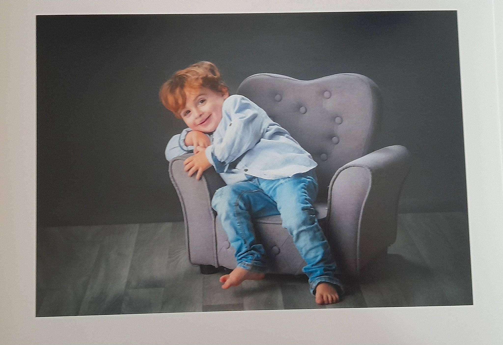 Ellyo a rejoint le concours — aidez-le/la à gagner de superbes lots ! art, baby, child, comfort, denim, elbow, flash_photography, fun, gesture, grey, jeans, joy, person, portrait, room, sitting, sleeve, smile, stock_photography, t_shirt