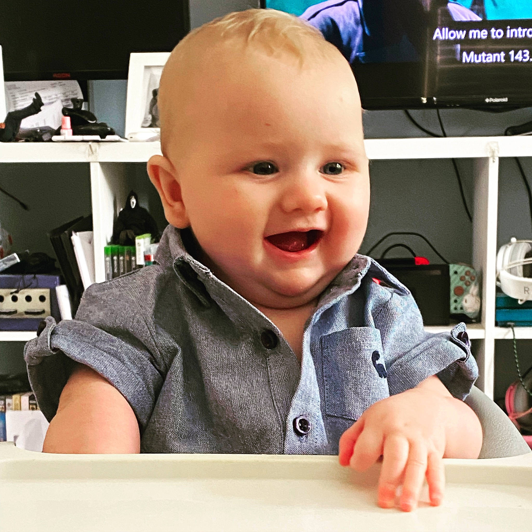 Atlas is registered to the contest to win money with this photo: baby, baby_toddler_clothing, carmine, cheek, child, finger, fun, happy, iris, mouth, nose, output_device, person, product, room, sleeve, smile, t_shirt, television, thumb