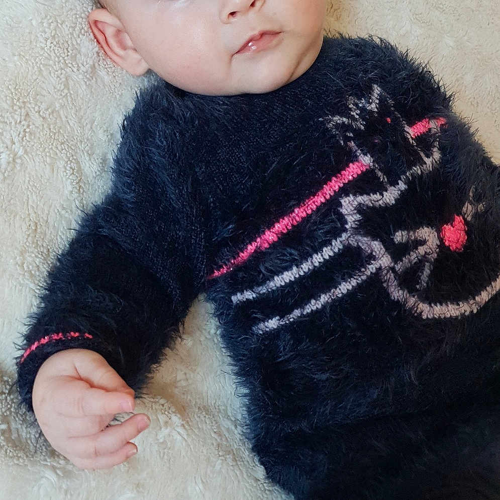 Elina participe au concours pour gagner de l'argent avec cette photo : baby, cheek, child, face, fur, fur_clothing, lip, outerwear, person, pink, skin, textile, toddler, wool