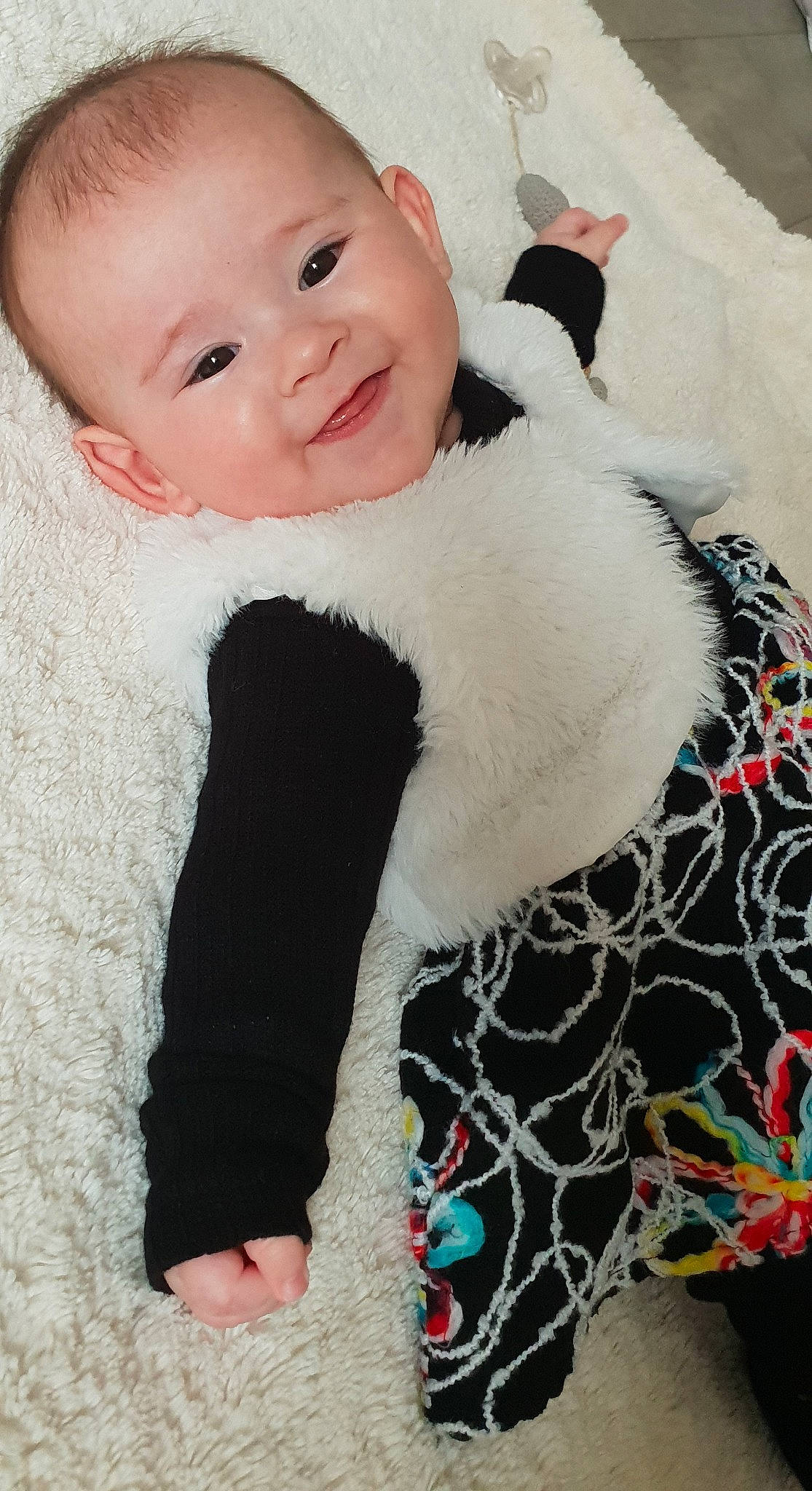 Elina a rejoint le concours — aidez-le/la à gagner de superbes lots ! arm, baby, baby_products, baby_toddler_clothing, cheek, child, fur, fur_clothing, outerwear, person, product, skin, sleeve, textile, toddler, wool