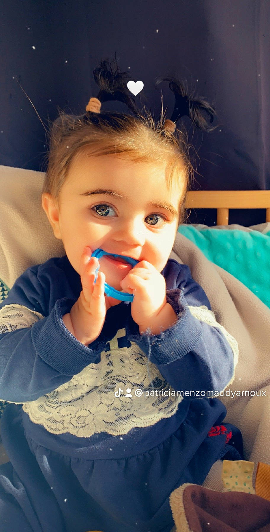 Maddy a rejoint le concours — aidez-le/la à gagner de superbes lots ! arm, cheek, ear, eye, eyebrow, eyelash, face, finger, flash_photography, gesture, happy, iris, lip, mouth, neck, nose, person, shoulder, skin, smile