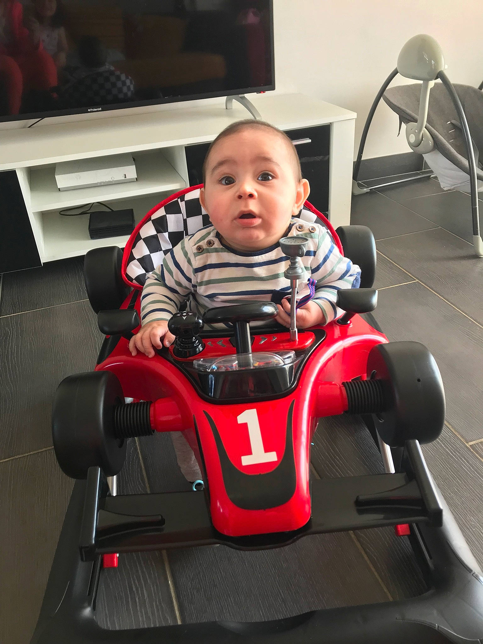 Nuno a rejoint le concours — aidez-le/la à gagner de superbes lots ! automotive_design, car, car_seat, child, go_kart, person, surprise, vehicle