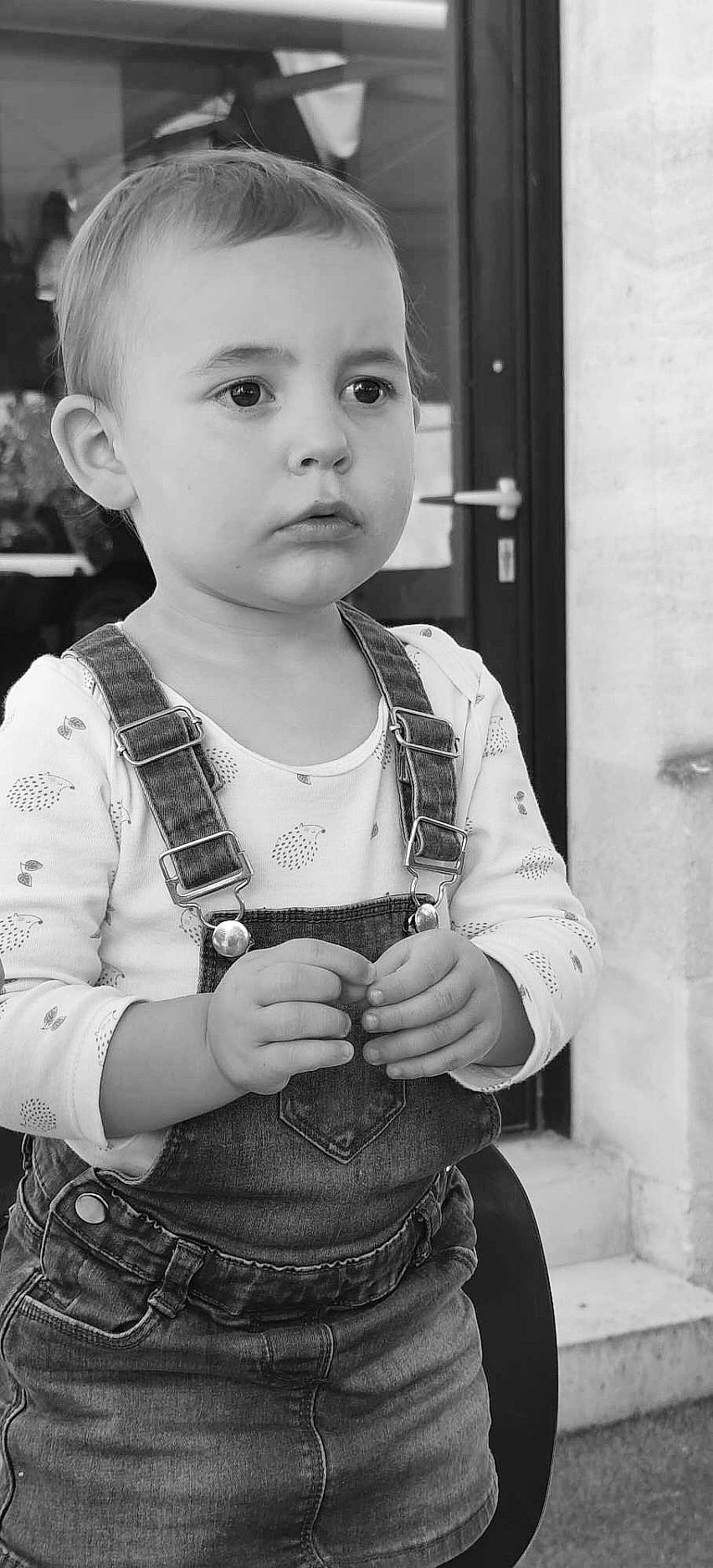 Elina participe au concours pour gagner de l'argent avec cette photo : black, black_and_white, eye, face, facial_expression, fashion, gesture, hair, hairstyle, hand, head, iris, organ, person, photograph, shoulder, skin, sleeve, standing, tartan