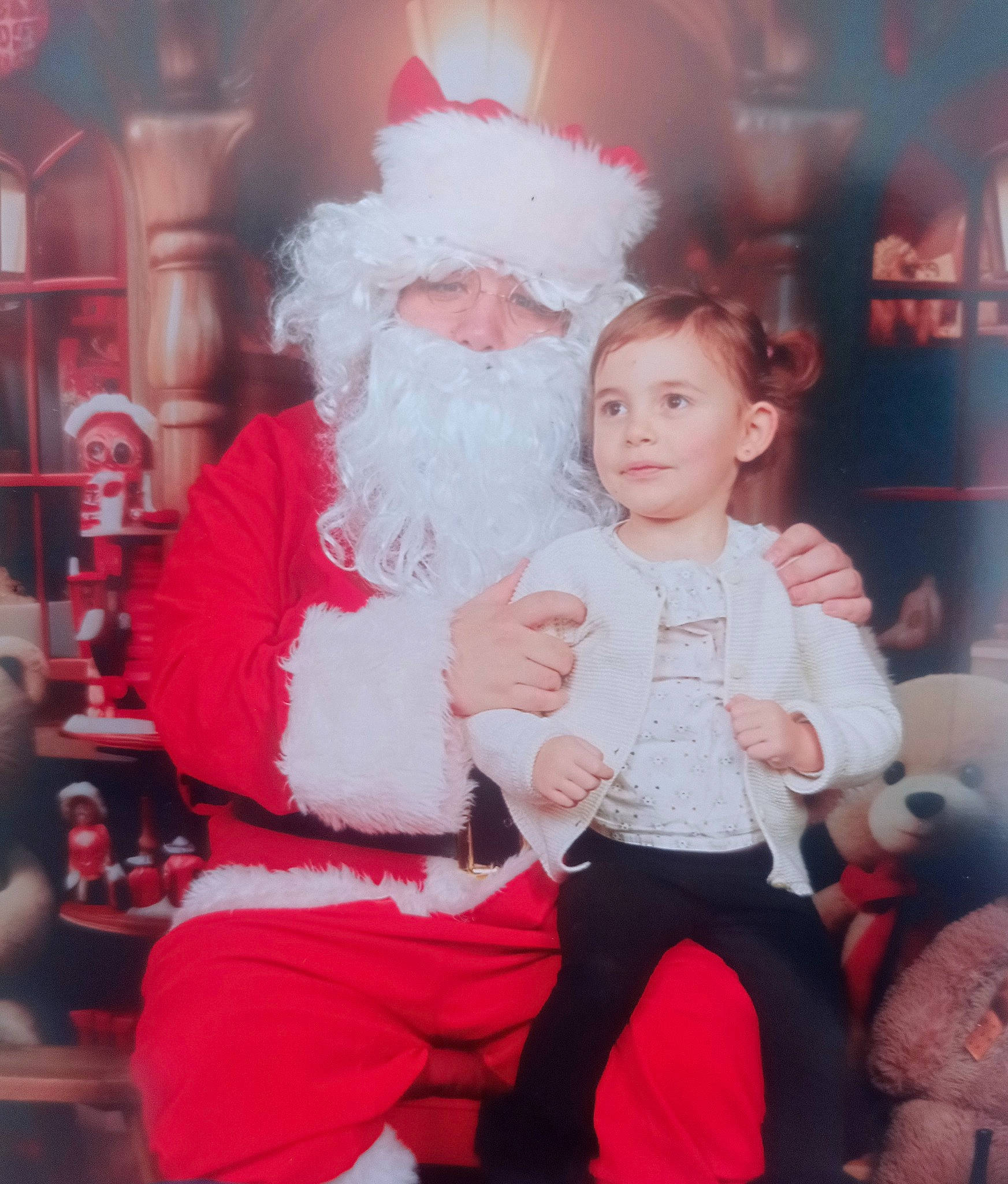 Elina participe au concours pour gagner de l'argent avec cette photo : beard, christmas, christmas_eve, costume, costume_hat, event, facial_hair, fictional_character, fun, fur, happy, hat, holiday, lap, person, pink, red, santa_claus, sitting, toddler