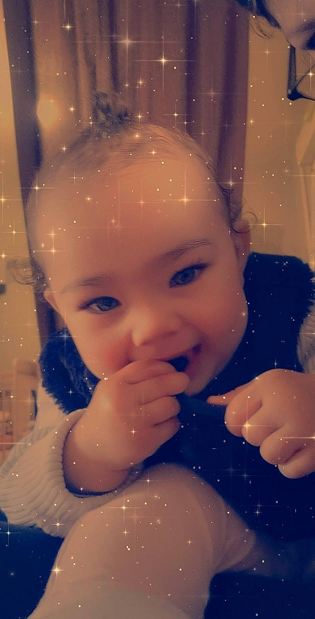 Melyssa a rejoint le concours — aidez-le/la à gagner de superbes lots ! arm, cheek, chin, eye, eyebrow, face, gesture, hair, hairstyle, hand, happy, head, human, human_body, lip, mouth, nose, person, skin, smile