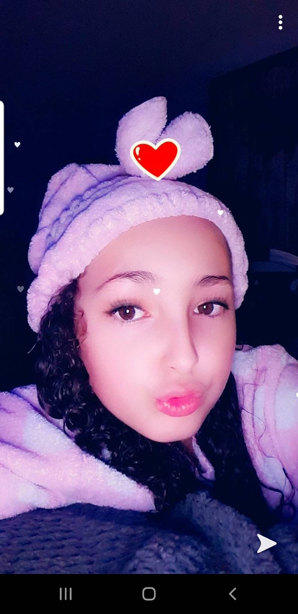 Célia a rejoint le concours — aidez-le/la à gagner de superbes lots ! beanie, cap, cheek, cool, costume_hat, ear, electric_blue, eyelash, fashion_accessory, flash_photography, fur, headgear, knit_cap, lip, magenta, person, pink, purple, snow, violet