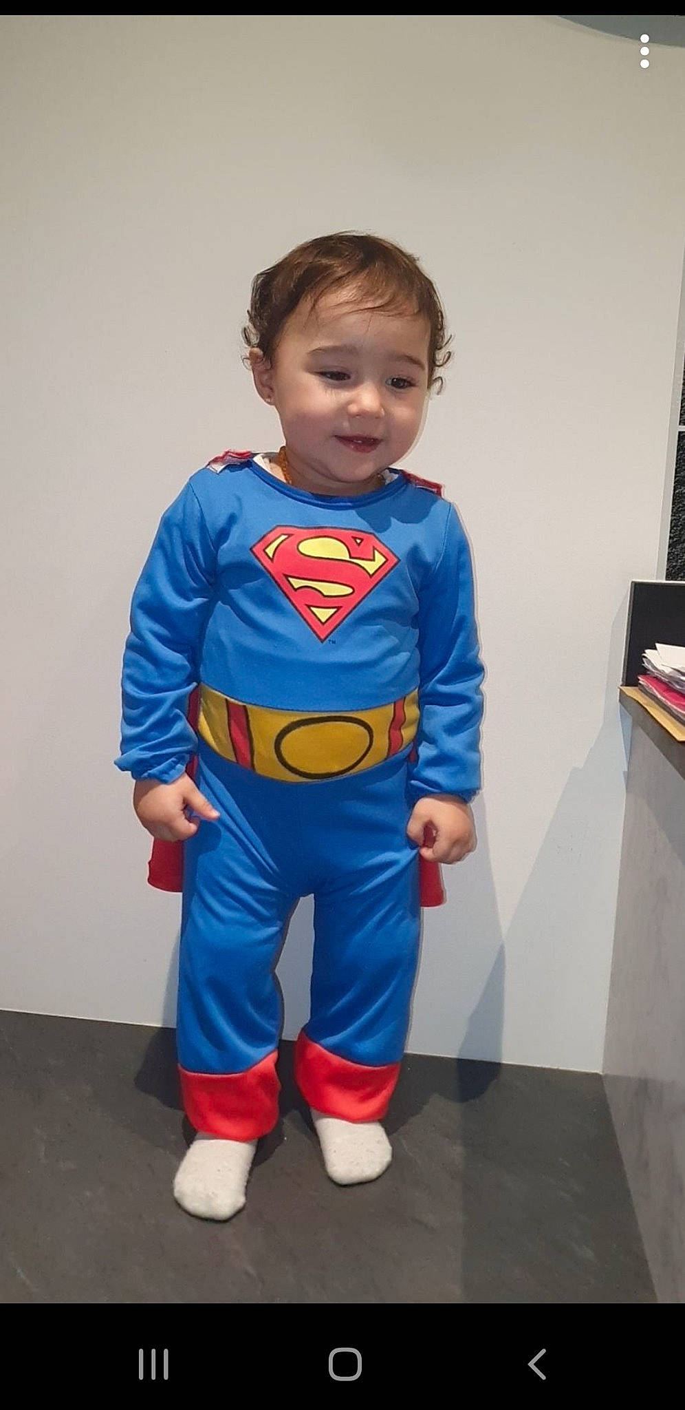 Lila a rejoint le concours — aidez-le/la à gagner de superbes lots ! arm, baby_toddler_clothing, child, design, electric_blue, eye, fictional_character, floor, flooring, fun, hair, human_body, justice_league, person, sleeve, smile, spider_man, standing, superman, t_shirt