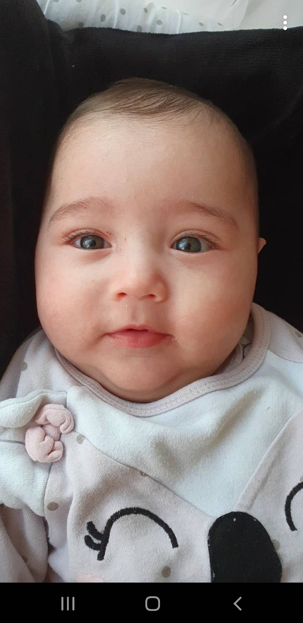Lila a rejoint le concours — aidez-le/la à gagner de superbes lots ! baby, baby_toddler_clothing, cheek, child, chin, close_up, collar, dress, eyebrow, eyelash, facial_expression, flash_photography, iris, lip, no_expression, nose, person, skin, sleeve, toddler
