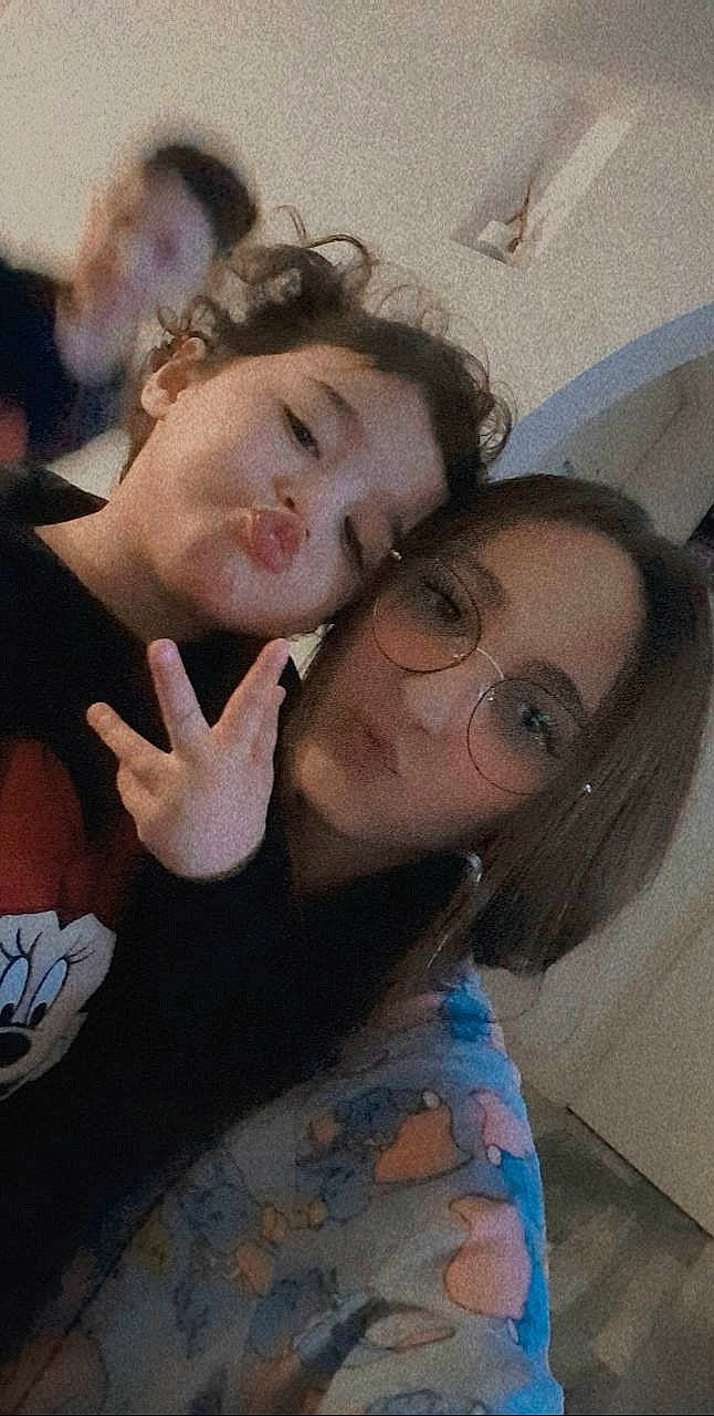 Lila participe au concours pour gagner de l'argent avec cette photo : cheek, comfort, cool, eyebrow, eyelash, eyewear, finger, forehead, gesture, glasses, hair, hairstyle, happy, head, jaw, lip, mouth, nose, organ, person