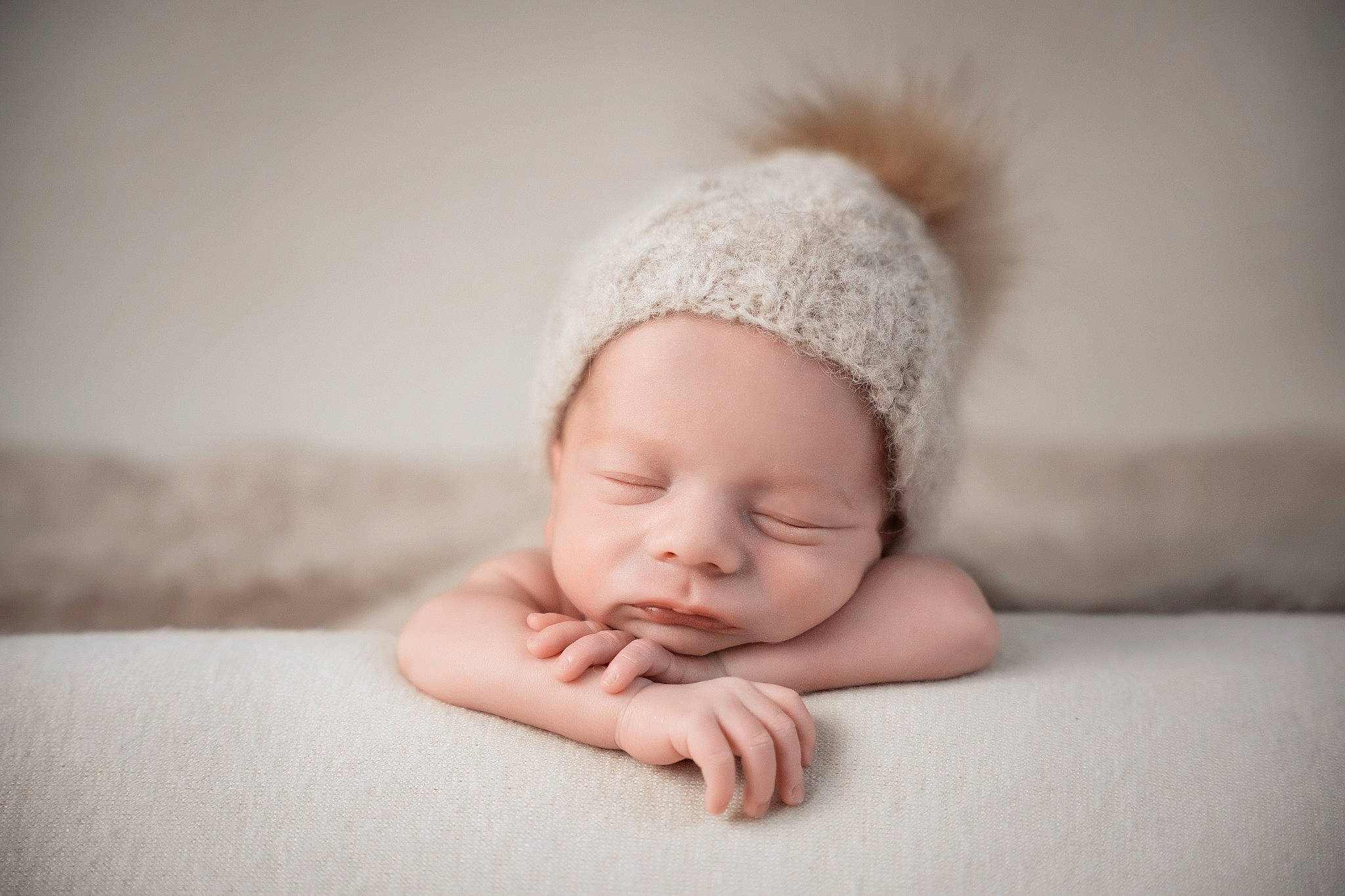 Noé a rejoint le concours — aidez-le/la à gagner de superbes lots ! baby, baby_toddler_clothing, cap, close_up, comfort, eye, face, finger, flash_photography, flooring, foot, hand, happy, headwear, human_body, knit_cap, lip, nail, person, skin