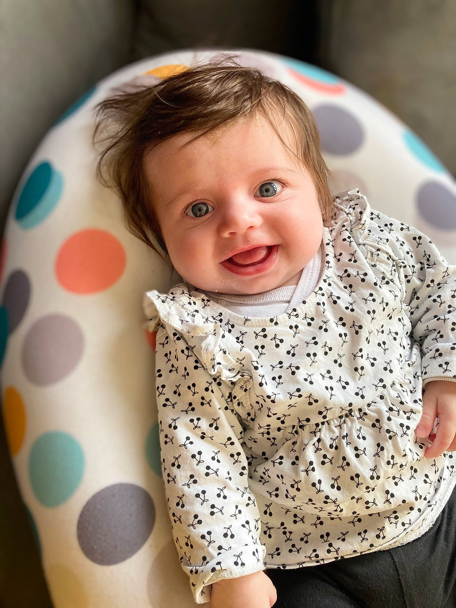Linnah participe au concours pour gagner de l'argent avec cette photo : arm, baby, baby_toddler_clothing, child, comfort, eye, face, facial_expression, flash_photography, happy, head, lip, neck, organ, person, product, skin, sleeve, smile, t_shirt