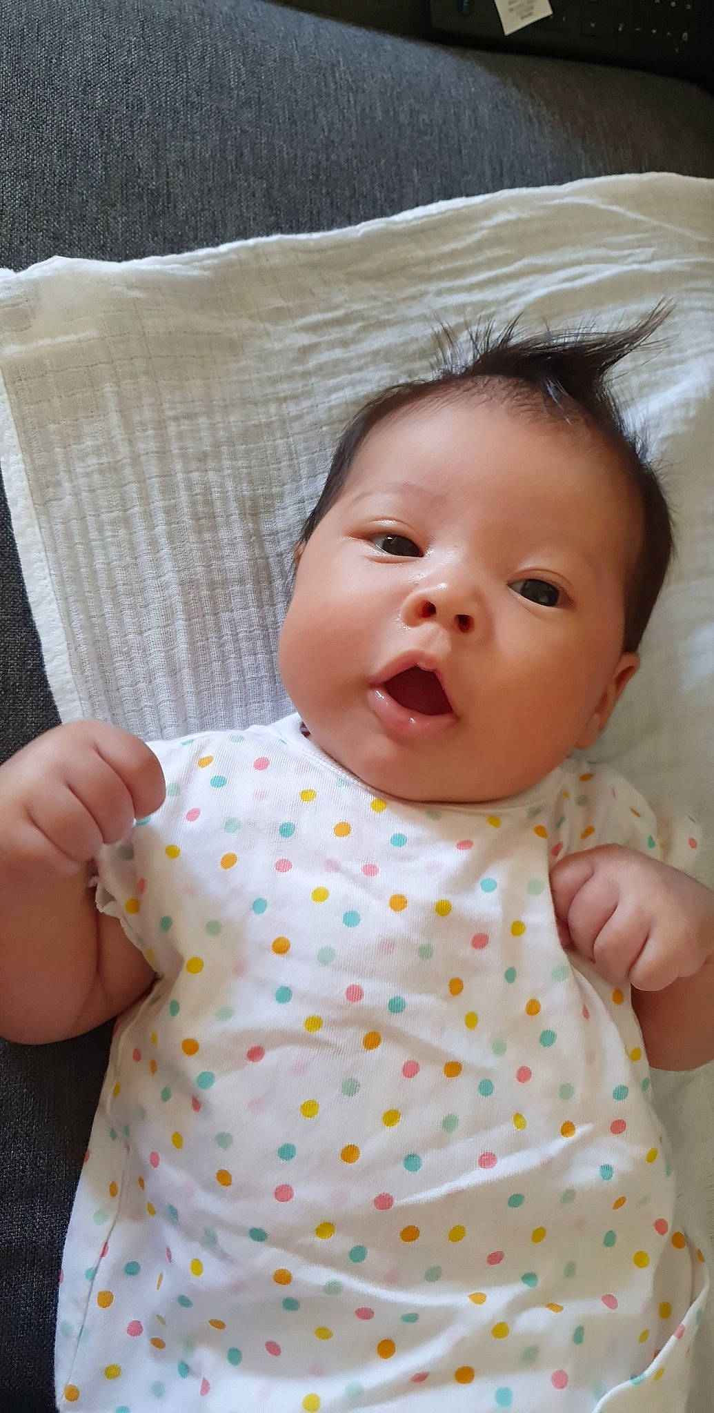 Nella a rejoint le concours — aidez-le/la à gagner de superbes lots ! baby, baby_products, baby_toddler_clothing, cheek, child, collar, comfort, face, happy, linens, nose, pattern, person, pink, skin, sleeve, smile, textile, toddler, white