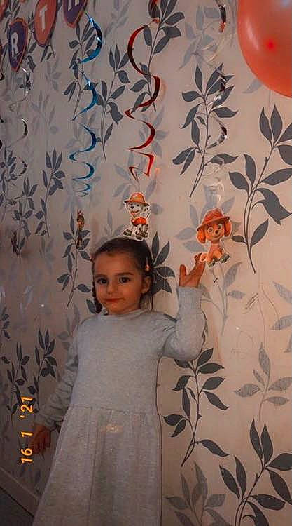 Zahia a rejoint le concours — aidez-le/la à gagner de superbes lots ! art, beauty, design, dress, event, fashion_design, formal_wear, happy, leaf, pattern, peach, people, person, pink, plant, room, textile, toddler, tree, visual_arts