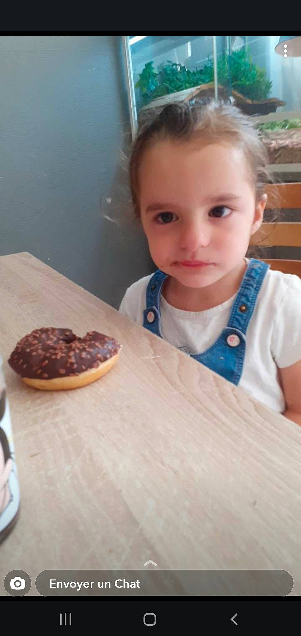 Zahia participe au concours pour gagner de l'argent avec cette photo : baby_toddler_clothing, baked_goods, baking, chair, chin, cooking, cuisine, dessert, dish, fast_food, finger_food, food, hairstyle, ingredient, person, plate, recipe, sitting, tableware, toddler