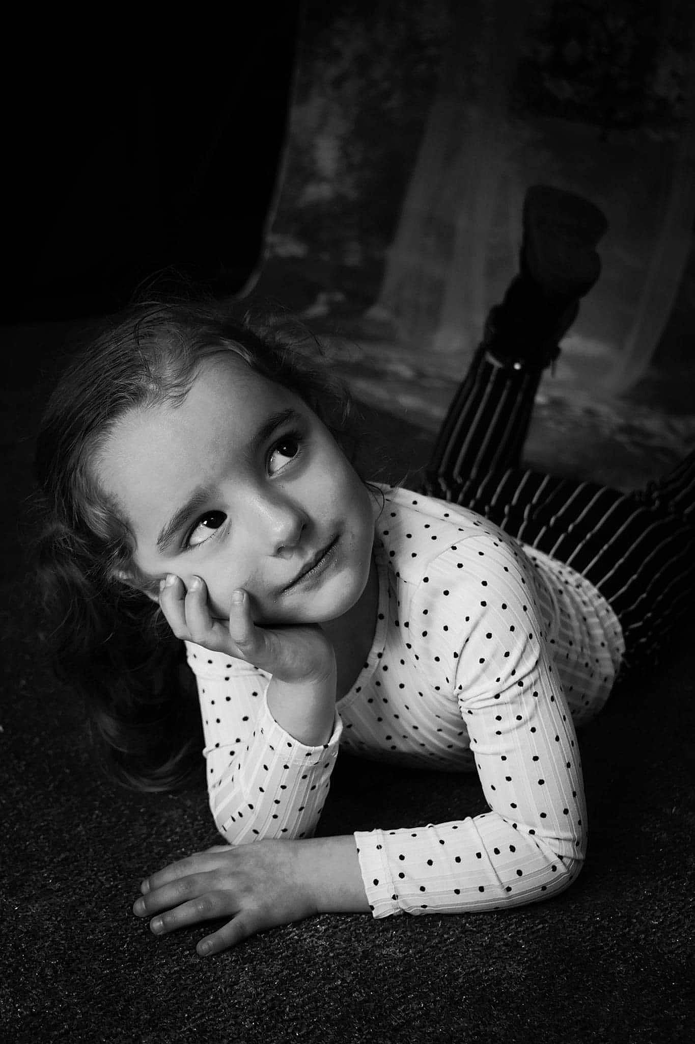Zahia a rejoint le concours — aidez-le/la à gagner de superbes lots ! arm, black, black_and_white, darkness, elbow, eye, flash_photography, flooring, hand, happy, head, lip, monochrome, monochrome_photography, person, plant, smile, style, toddler, tree