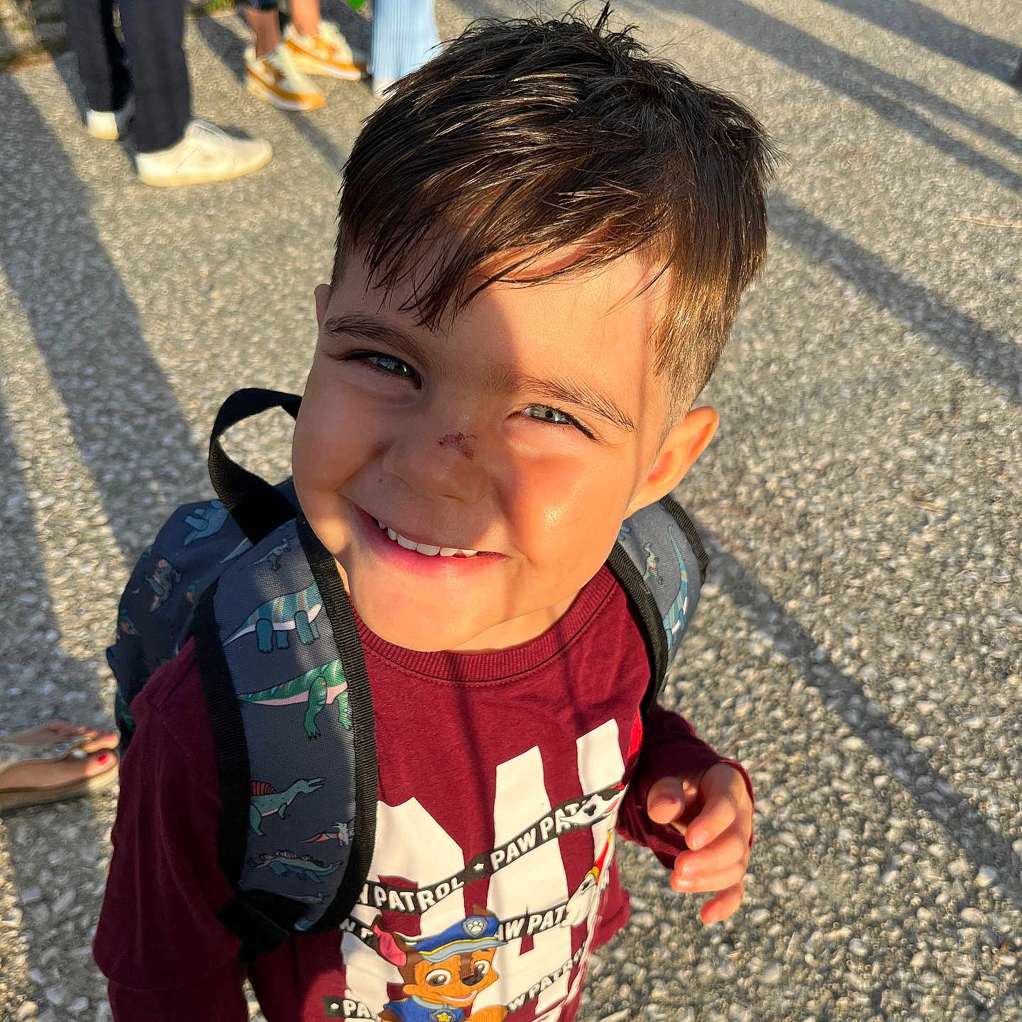 Shadyl participe au concours pour gagner de l'argent avec cette photo : bag, bodypart, boy, child, clothing, face, finger, footwear, hand, happy, head, male, pants, person, photography, portrait, road, sandal, shoe, smile