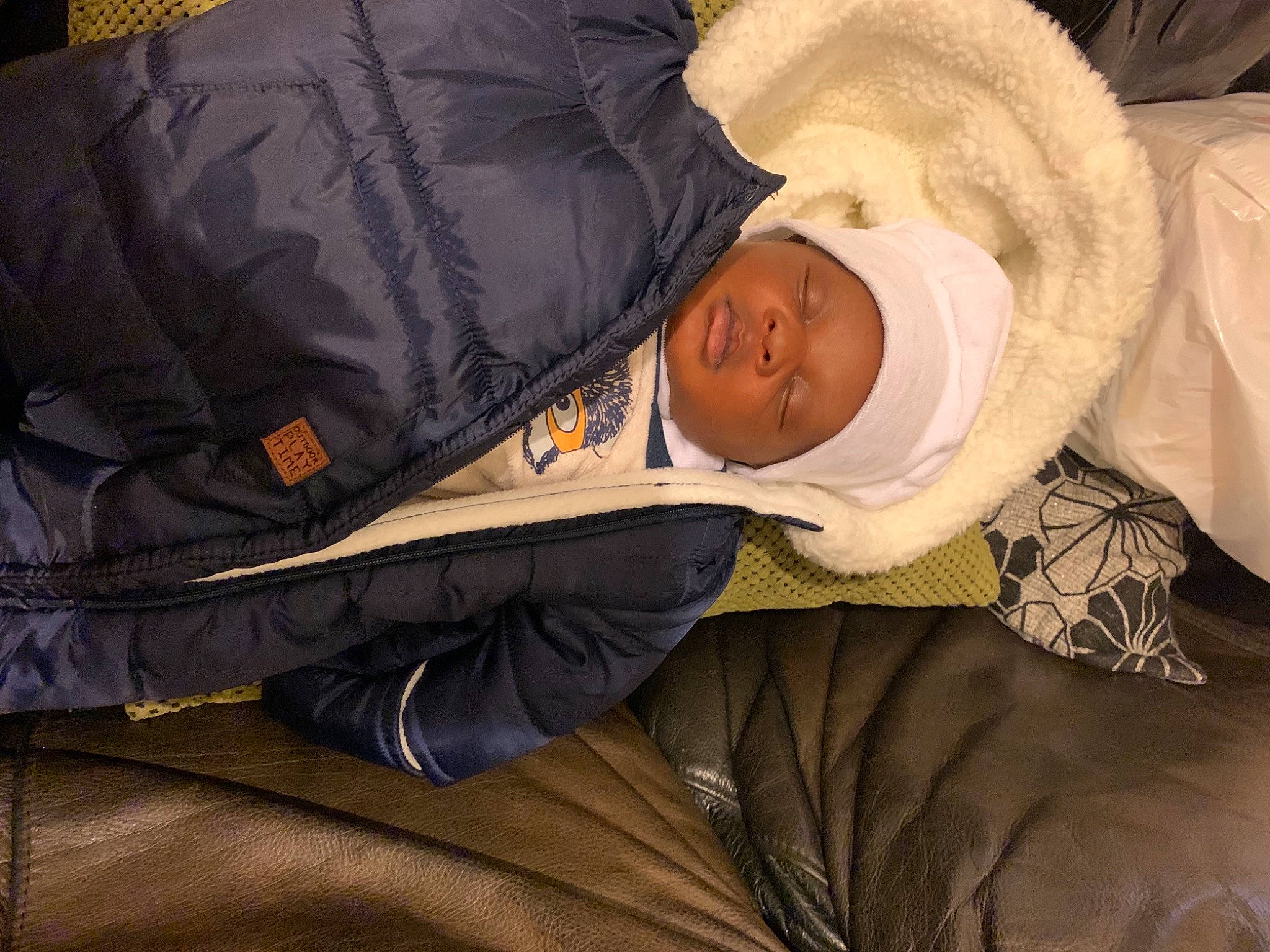 Mouhamad Rassoul a rejoint le concours — aidez-le/la à gagner de superbes lots ! baby, baby_carriage, baby_products, baby_safety, baby_sleeping, baby_toddler_clothing, bedtime, child, comfort, hat, headwear, infant_bed, linens, nap, outerwear, person, room, sitting, sleep, sleeve