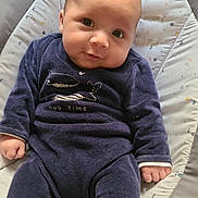 Gabriel participe au concours pour gagner de l'argent avec cette photo : baby, infant, child, clothing, onesie, seat, baby_seat, pattern, smile, face, eyes, hand, footwear, socks, comfort, indoor, portrait, cute, young, relaxing