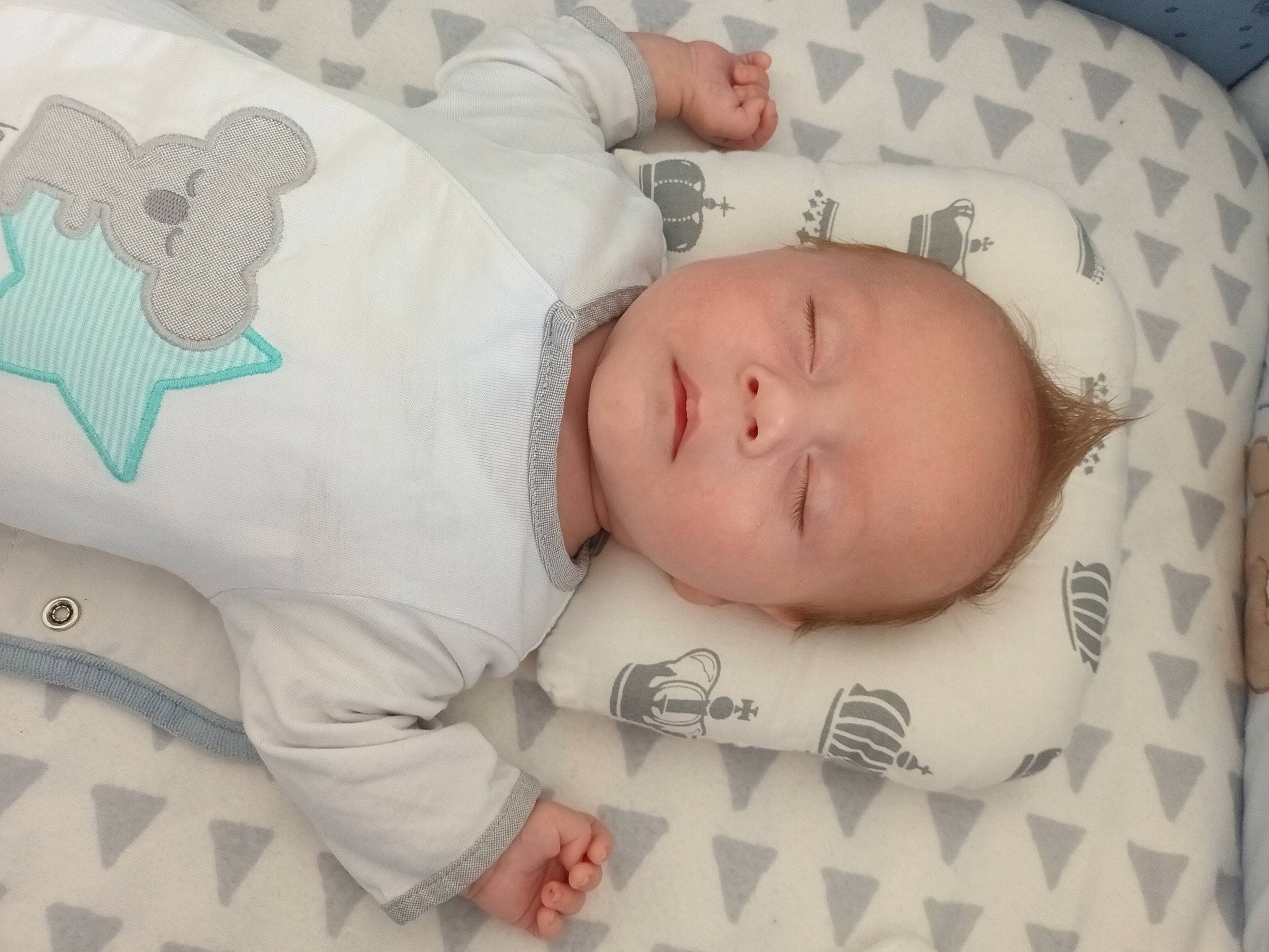 Alan participe au concours pour gagner de l'argent avec cette photo : baby, baby_products, baby_sleeping, baby_toddler_clothing, bedding, bedtime, cheek, child, comfort, font, linens, nap, pattern, person, product, room, skin, sleep, sleeve, textile