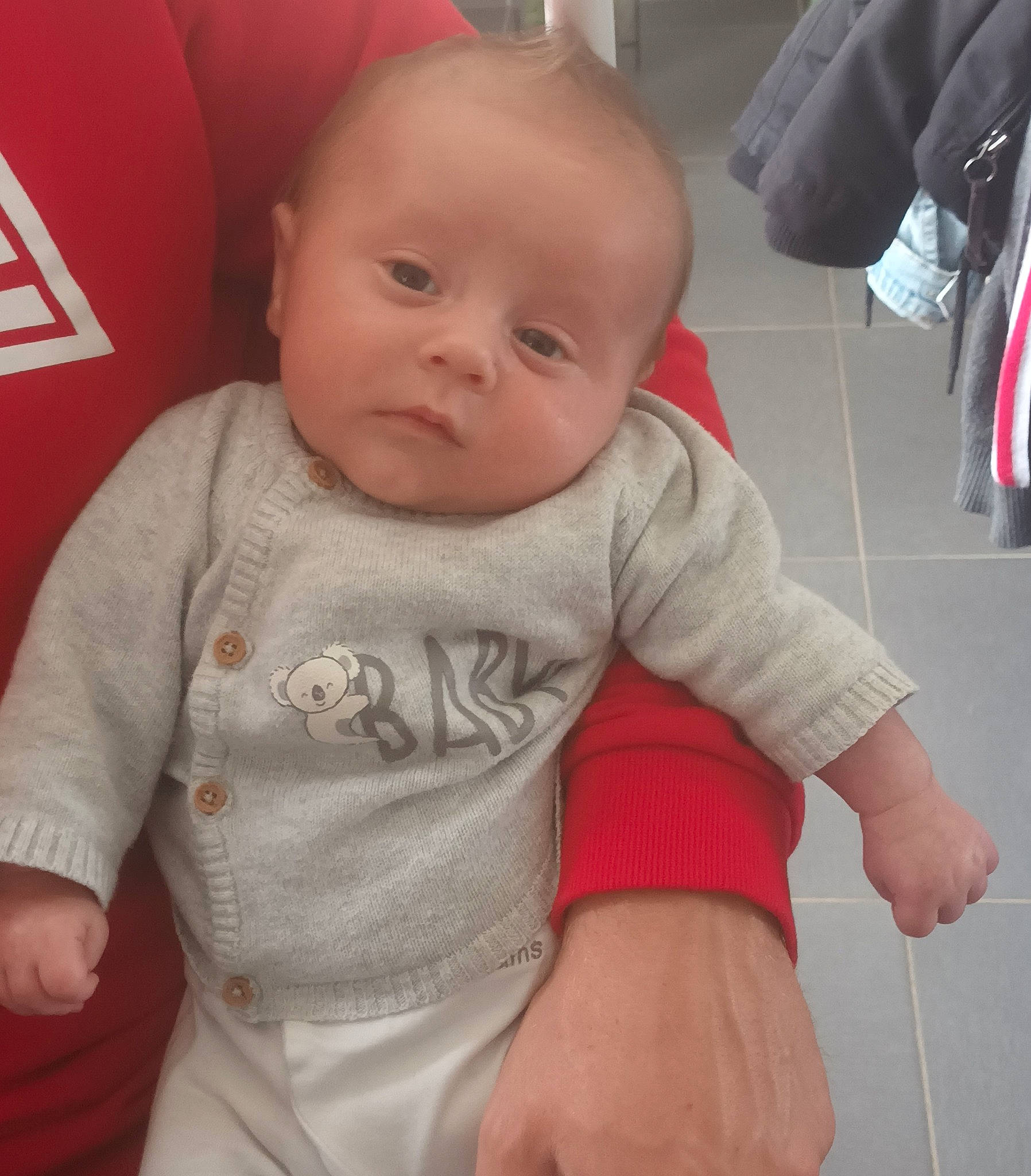 Alan a rejoint le concours — aidez-le/la à gagner de superbes lots ! baby, baby_toddler_clothing, cheek, chin, comfort, face, hairstyle, head, human, human_body, joint, lip, mammal, mouth, nose, organ, person, skin, sleeve, standing