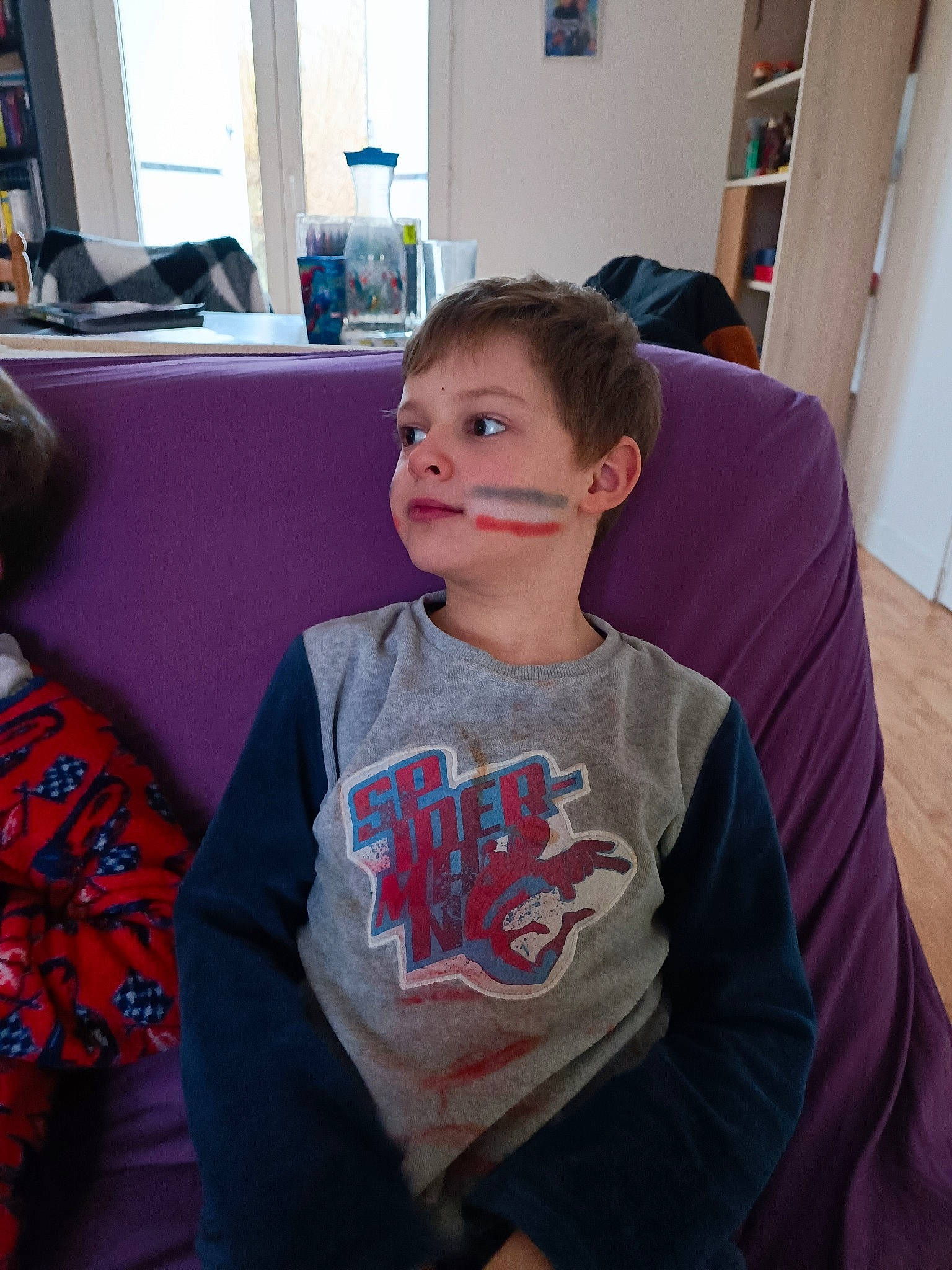 Wellan a rejoint le concours — aidez-le/la à gagner de superbes lots ! buzz_cut, child, electric_blue, event, forehead, fun, hairstyle, happy, holiday, joint, leisure, person, room, shelf, shoulder, sitting, sleeve, standing, t_shirt, top