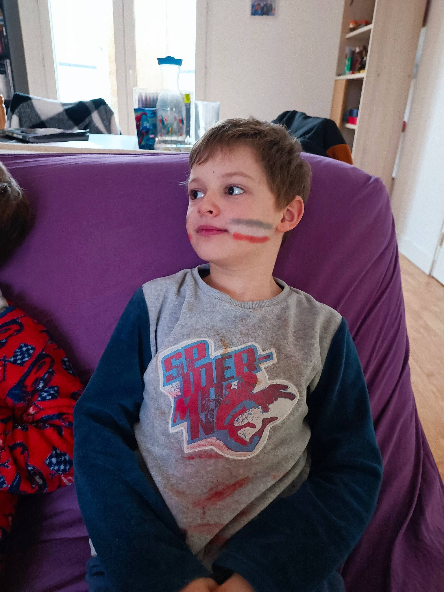 Wellan a rejoint le concours — aidez-le/la à gagner de superbes lots ! black_hair, child, cool, event, facial_expression, fun, hairstyle, happy, holiday, joint, leisure, magenta, person, room, shelf, shoulder, sitting, sleeve, standing, t_shirt