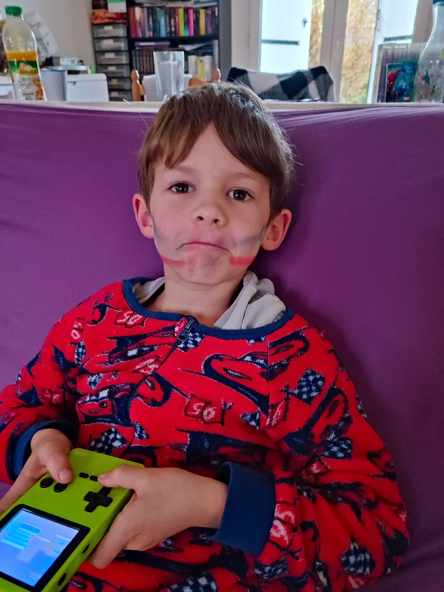 Liam a rejoint le concours — aidez-le/la à gagner de superbes lots ! child, communication_device, design, event, fun, gadget, holiday, magenta, mobile_device, pattern, person, play, product, red, room, shelf, sitting, t_shirt, tablet_computer, toddler