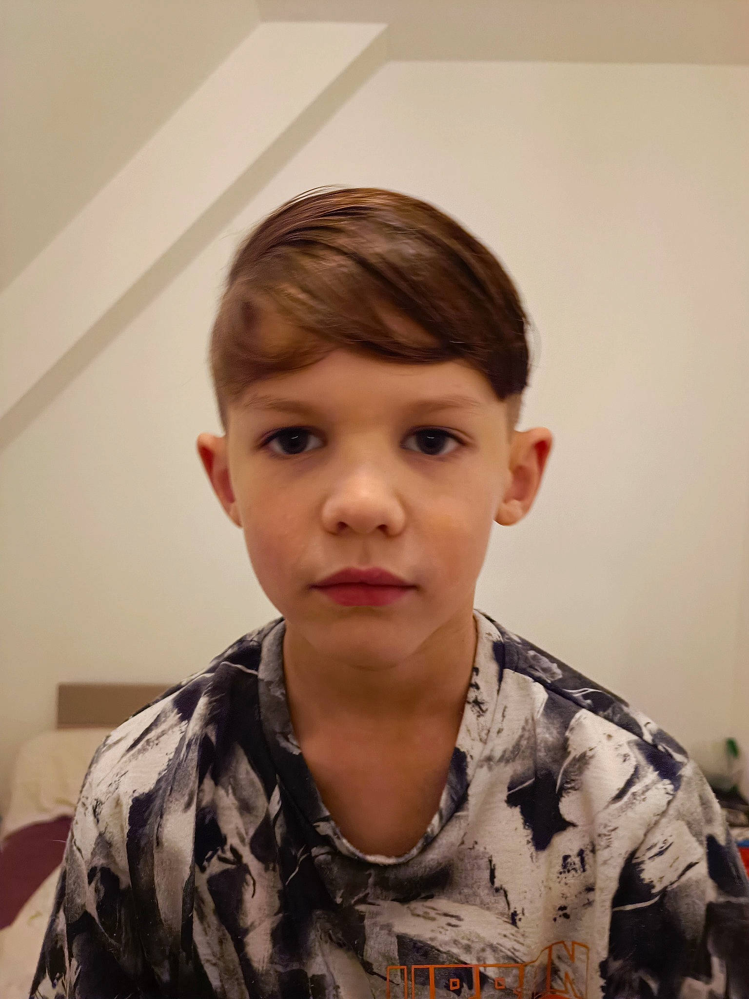 Liam participe au concours pour gagner de l'argent avec cette photo : bangs, black_hair, camouflage, cheek, dress_shirt, ear, eye, eyelash, forehead, gesture, jaw, military_camouflage, military_person, military_uniform, neck, nose, person, shirt, sleeve, soldier