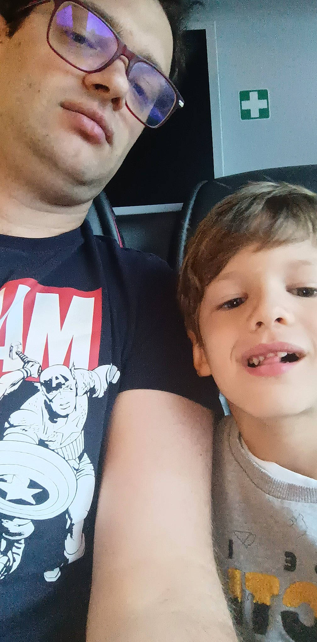 Liam a rejoint le concours — aidez-le/la à gagner de superbes lots ! cheek, chin, eyebrow, eyewear, facial_expression, forehead, hairstyle, human, jaw, joint, lip, mouth, muscle, neck, nose, organ, person, shoulder, sleeve, vision_care