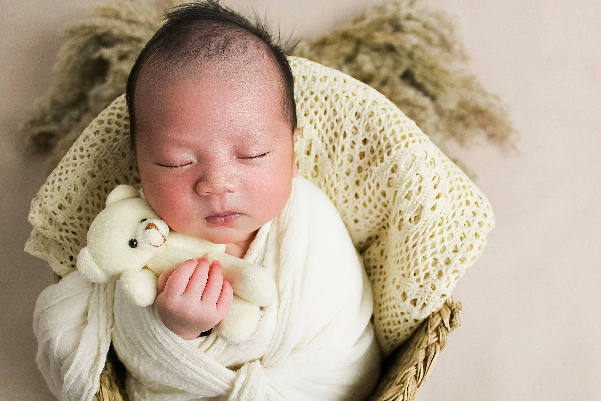 Lyan participe au concours pour gagner de l'argent avec cette photo : baby, baby_toddler_clothing, cheek, child, comfort, ear, facial_expression, flash_photography, fur, gesture, grass, happy, iris, lip, nose, people_in_nature, person, skin, teddy_bear, toddler