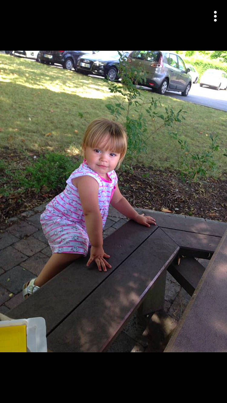 Lillya a rejoint le concours — aidez-le/la à gagner de superbes lots ! child, fun, person, play, table, toddler