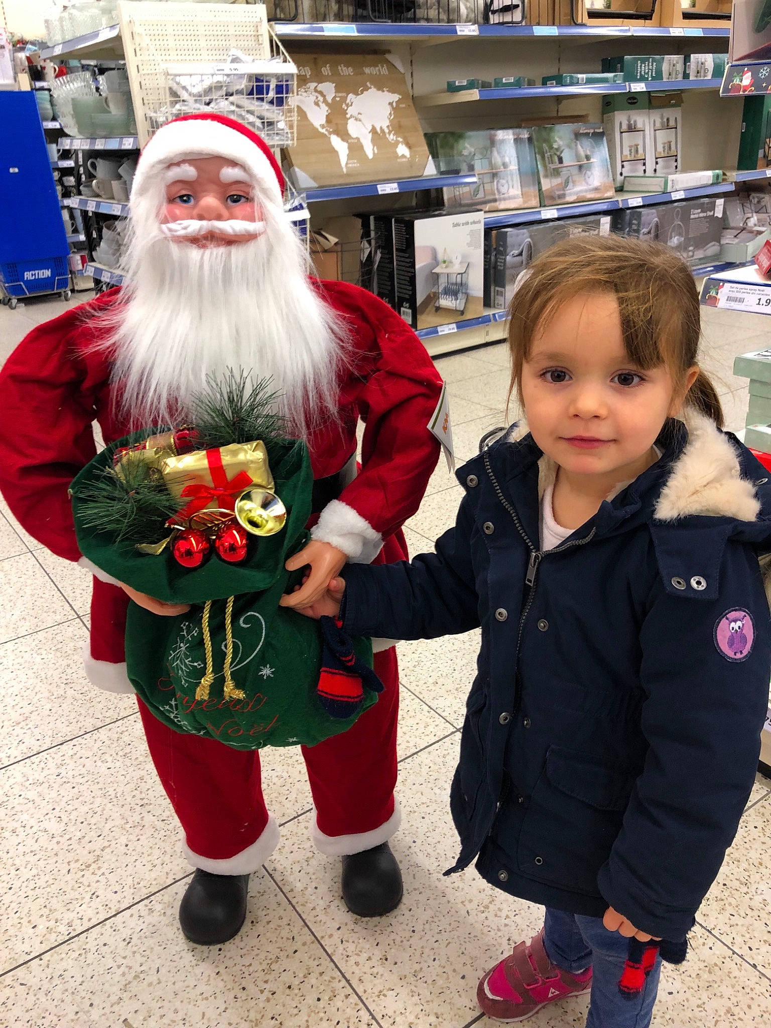 Lillya participe au concours pour gagner de l'argent avec cette photo : christmas, costume, event, fictional_character, fun, holiday, person, product, santa_claus