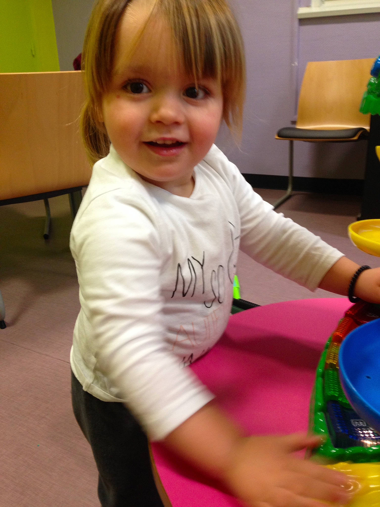 Lillya participe au concours pour gagner de l'argent avec cette photo : child, fun, joy, person, play, smile, toddler