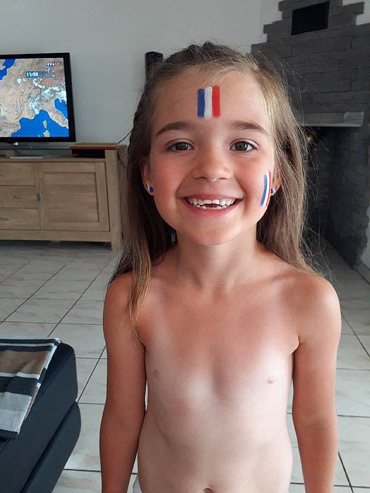 Madys participe au concours pour gagner de l'argent avec cette photo : barechested, blond, chest, child, child_model, face, hair, joy, person, skin, smile