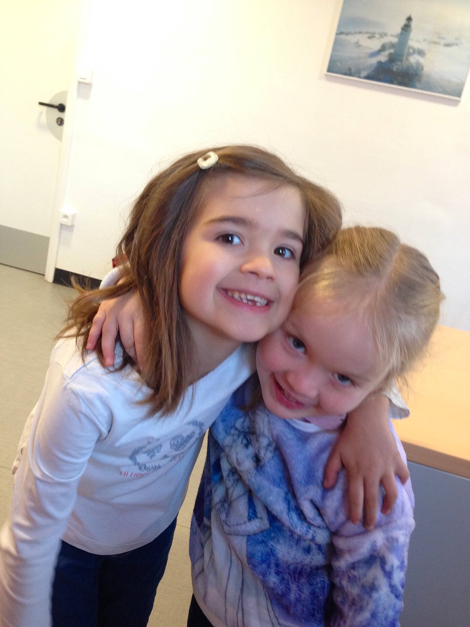 Madys a rejoint le concours — aidez-le/la à gagner de superbes lots ! baby, cheek, child, daughter, fun, happy, hug, joy, mother, person, sitting, skin, smile, standing, toddler