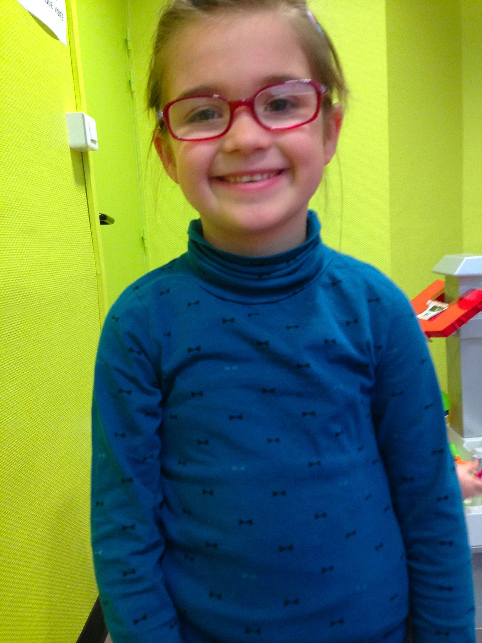 Madys a rejoint le concours — aidez-le/la à gagner de superbes lots ! electric_blue, eyewear, glasses, joy, neck, outerwear, person, sleeve, smile, t_shirt, vision_care