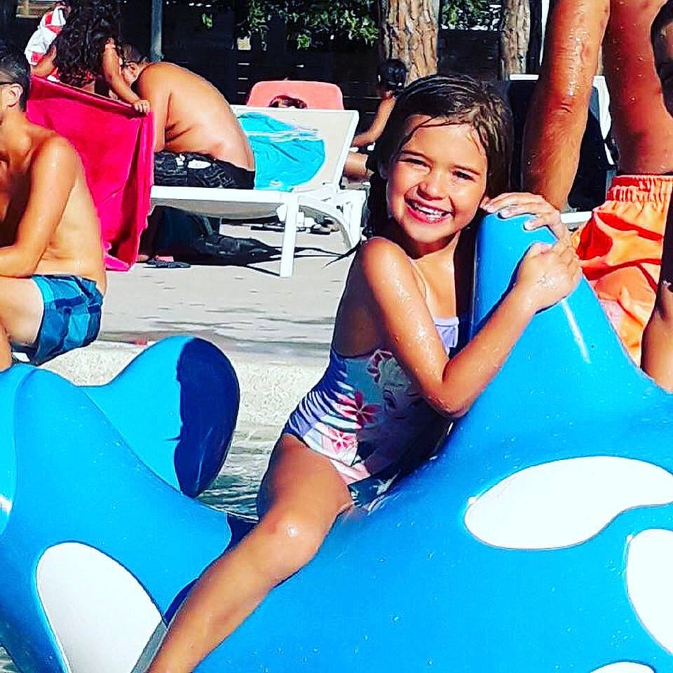 Madys participe au concours pour gagner de l'argent avec cette photo : bikini, fun, games, joy, leg, leisure, person, recreation, selfie, spring_break, summer, swimming_pool, swimwear, thigh, vacation