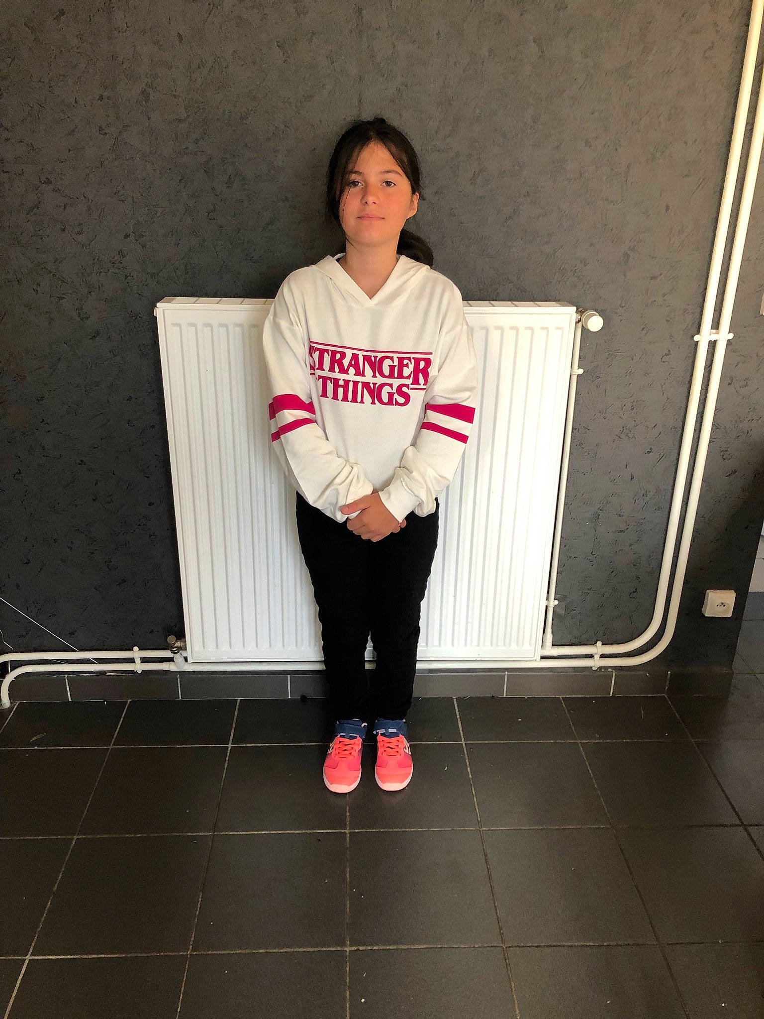 Ema a rejoint le concours — aidez-le/la à gagner de superbes lots ! carmine, fashion_design, flash_photography, floor, flooring, fun, human_leg, jersey, knee, pattern, person, room, shoe, sitting, sleeve, sportswear, street_fashion, sweatpant, t_shirt, thigh