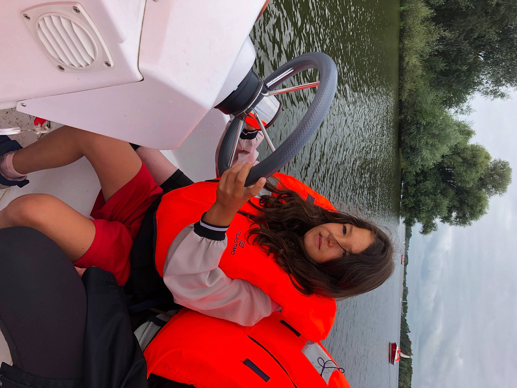 Maeva participe au concours pour gagner de l'argent avec cette photo : automotive_design, automotive_exterior, automotive_wheel_system, boats_and_boating_equipment_and_supplies, boot, carmine, fun, glove, hat, human_leg, leisure, lifejacket, motor_vehicle, person, personal_protective_equipment, recreation, sandal, thigh, tree, water