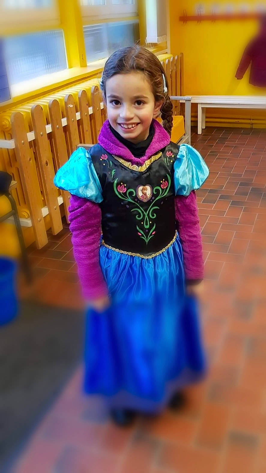 Soraia participe au concours pour gagner de l'argent avec cette photo : blue, child, clothing, costume, electric_blue, fashion_design, fun, joy, magenta, outerwear, person, play, purple, smile, toddler