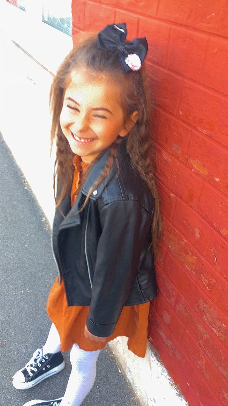 Keyla a rejoint le concours — aidez-le/la à gagner de superbes lots ! black_hair, blond, brown_hair, electric_blue, formal_wear, goggles, hair, hairstyle, happy, human_leg, jewellery, joy, knee, long_hair, person, school_uniform, sleeve, smile, street_fashion, thigh