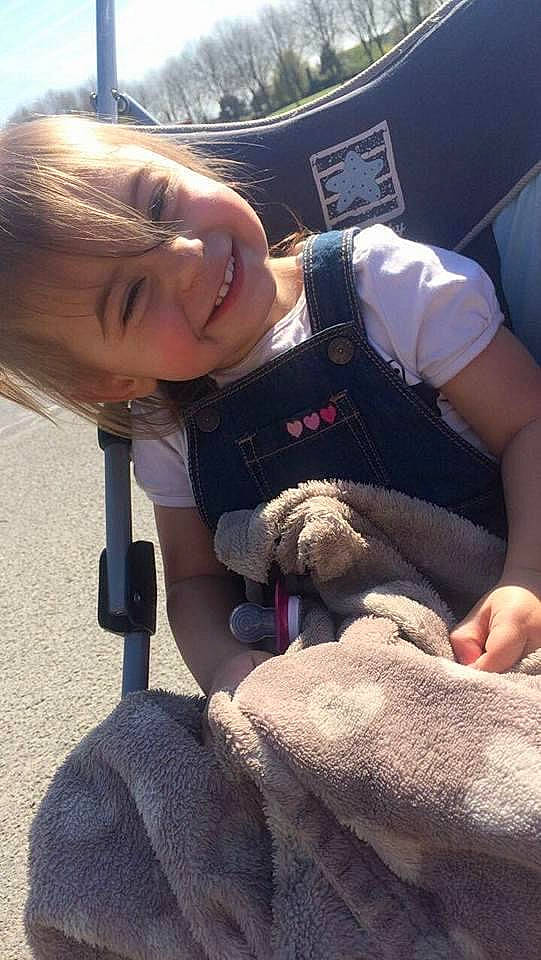 Keyla participe au concours pour gagner de l'argent avec cette photo : carnivore, child, comfort, companion_dog, dog_breed, eye, felidae, grass, happy, head, human_leg, joy, lap, leg, person, sitting, skin, smile, stuffed_toy, t_shirt