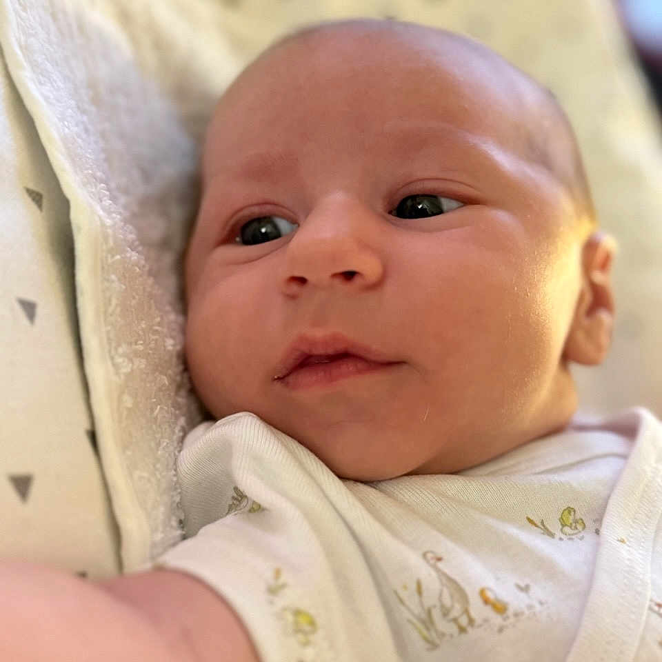 Enzo a rejoint le concours — aidez-le/la à gagner de superbes lots ! baby, bed, blanket, bodypart, cushion, face, finger, furniture, hand, happy, head, homedecor, newborn, person, photography, portrait, quilt, sleeping, smile, towel