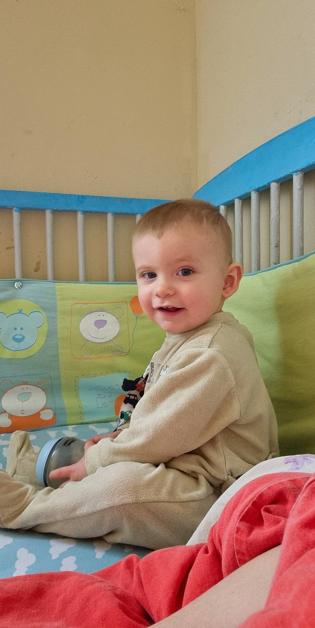 Derek participe au concours pour gagner de l'argent avec cette photo : baby, baby_playing_with_toys, baby_products, baby_toddler_clothing, cheek, child, comfort, flooring, fun, happy, joy, laugh, leisure, person, play, room, sitting, smile, t_shirt, toddler