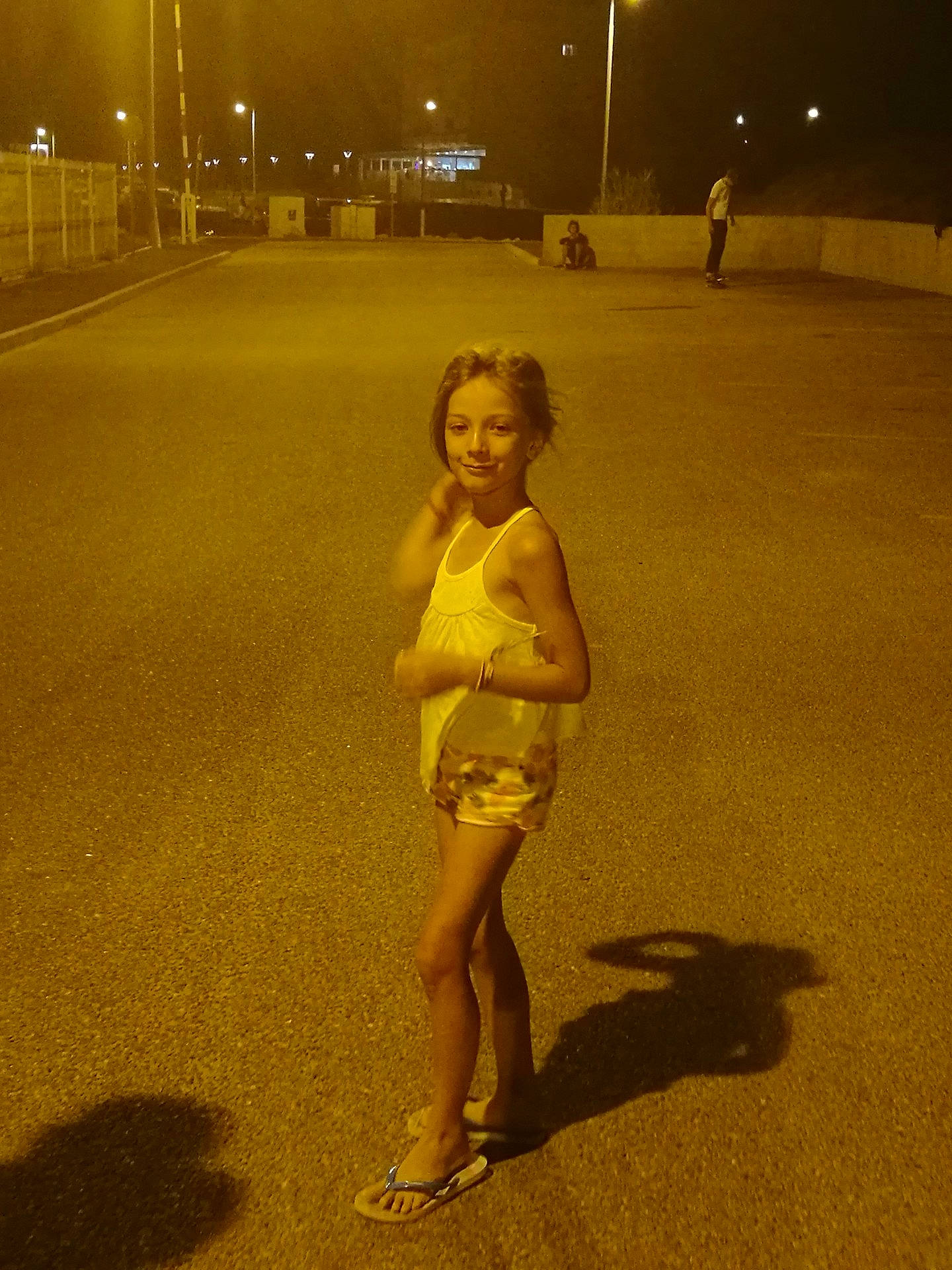 Sygried a rejoint le concours — aidez-le/la à gagner de superbes lots ! evening, fun, girl, human_body, joy, leg, light, midnight, night, person, recreation, shadow, sky, snapshot, standing, sunlight, yellow