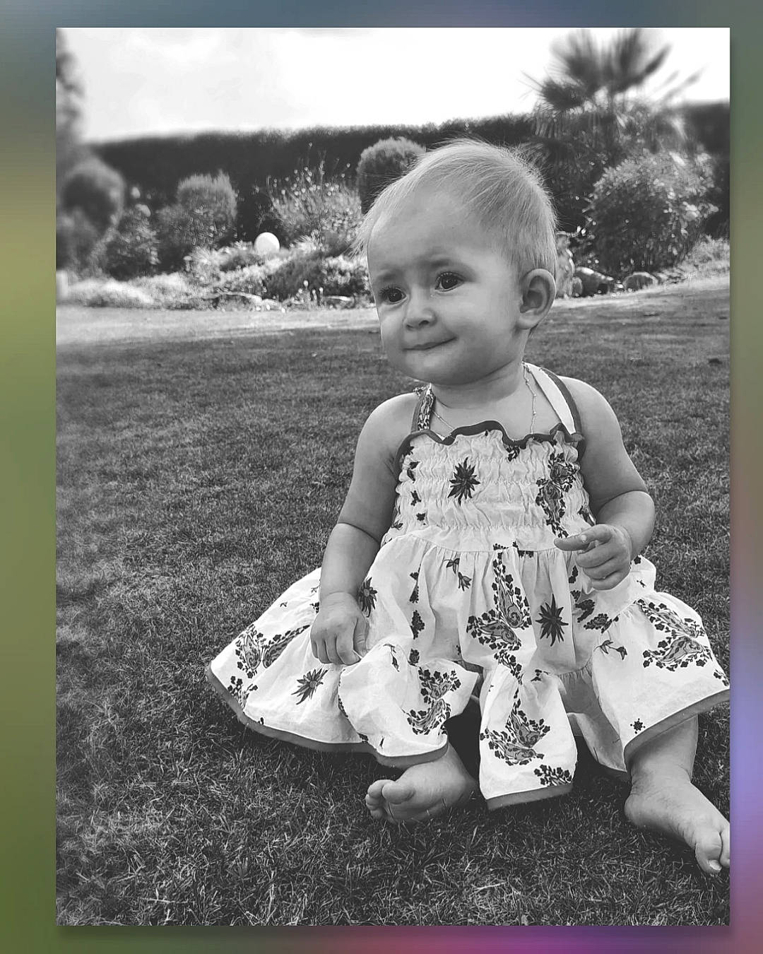 Molly participe au concours pour gagner de l'argent avec cette photo : adaptation, baby, baby_toddler_clothing, black_and_white, dress, flash_photography, fun, grass, happy, iris, monochrome, monochrome_photography, pattern, people, people_in_nature, person, plant, sleeve, smile, style
